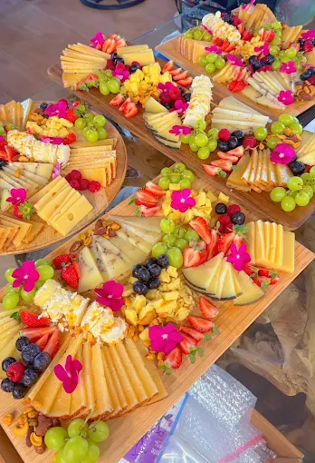 Tablas de quesos y fruta decoradas con flores