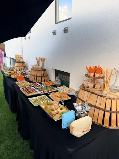 Mesa de aperitivos en un evento al aire libre