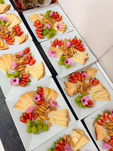 Platos individuales de quesos, fresas, uvas y frutos secos