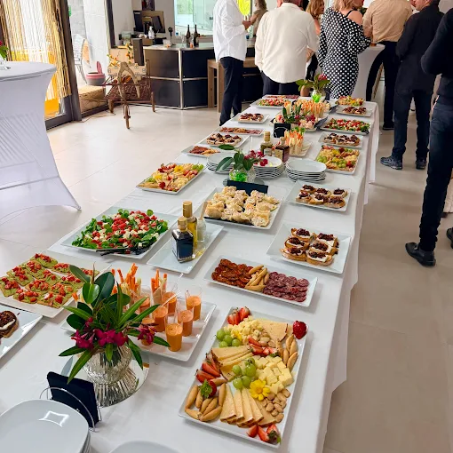 Buffet de un evento de empresa en interior