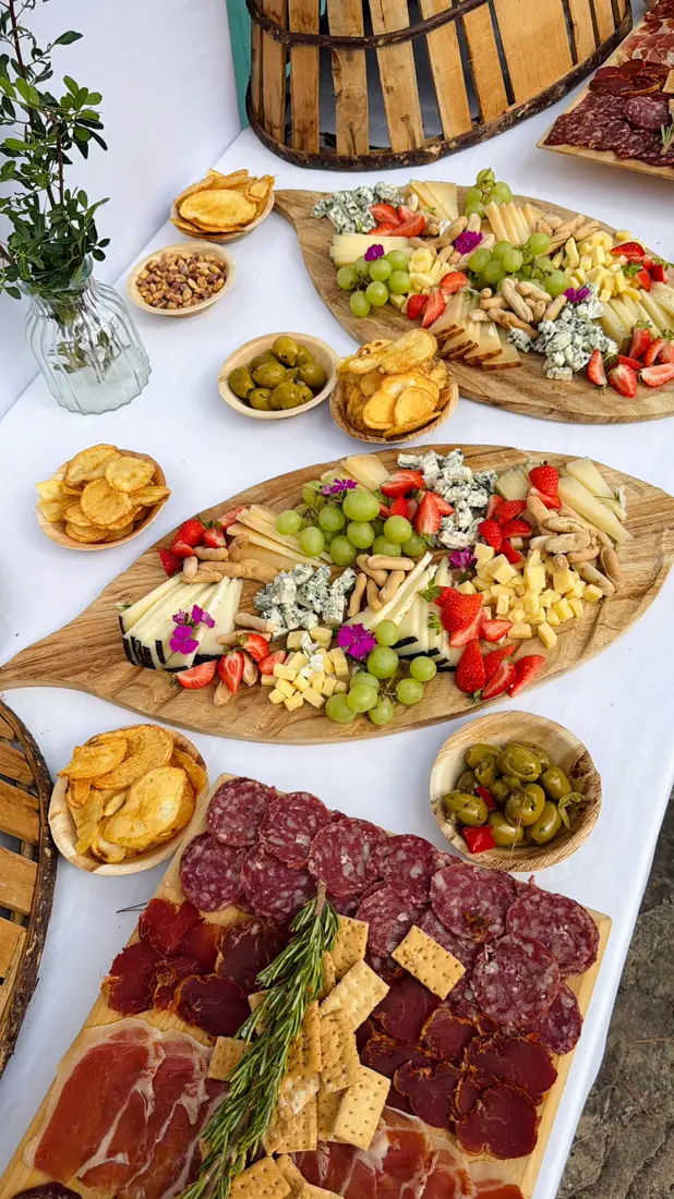 Tablas de quesos, fruta y embutidos de un catering de Bloom